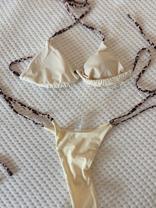 Bikini triángulo crudo con tirantes leopardo