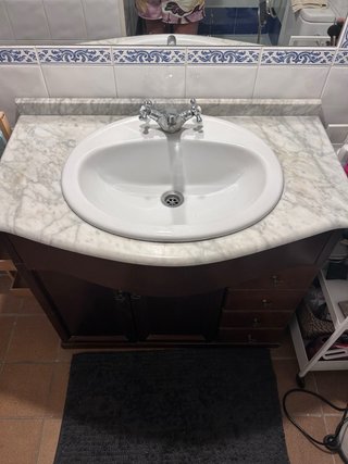 Lavabo antiguo con armario y grifos