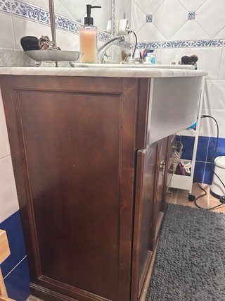 Lavabo antiguo con armario y grifos