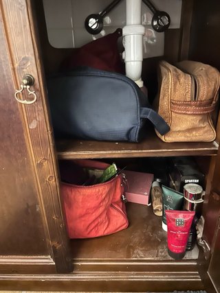 Lavabo antiguo con armario y grifos