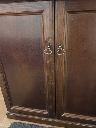 Lavabo antiguo con armario y grifos