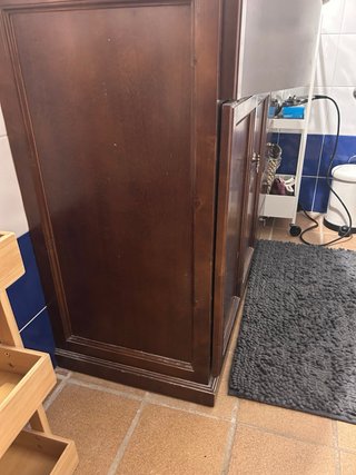 Lavabo antiguo con armario y grifos
