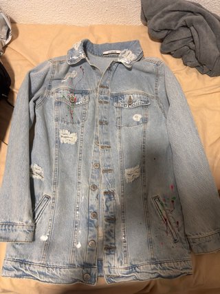 Chaqueta vaquera desgastada y pintada
