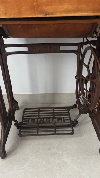 Máquina de coser Singer con mueble
