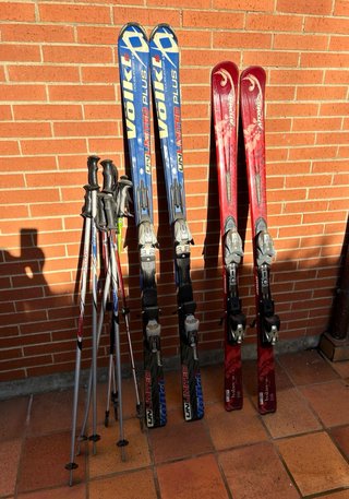 Lote esquís Völkl y Atomic con fijaciones
