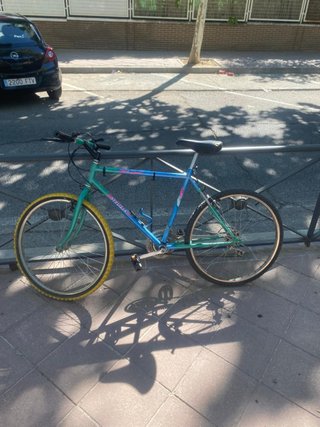 Bicicleta de montaña azul y verde