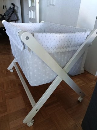 Cuna moisés bebé blanca con ruedas estrellas
