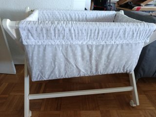 Cuna moisés bebé blanca con ruedas estrellas
