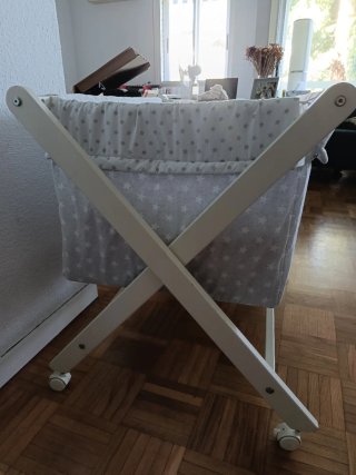 Cuna moisés bebé blanca con ruedas estrellas
