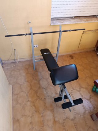 Banco de pesas con barra
