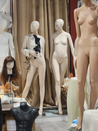 Maniquí Mujer Atrezzo Barcelona.