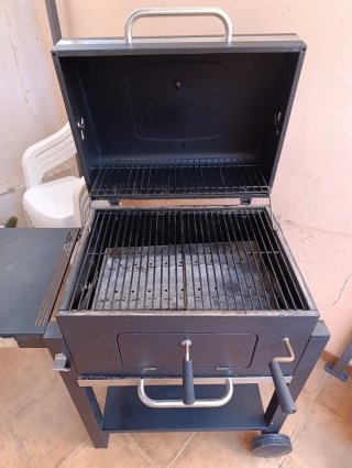Barbacoa de carbón negra