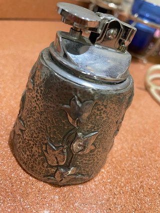 Encendedor de mesa estaño repujado a mano
