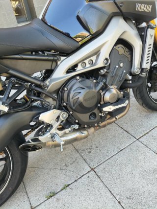 Yamaha MT-09 Negra y Dorada