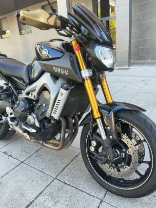 Yamaha MT-09 Negra y Dorada