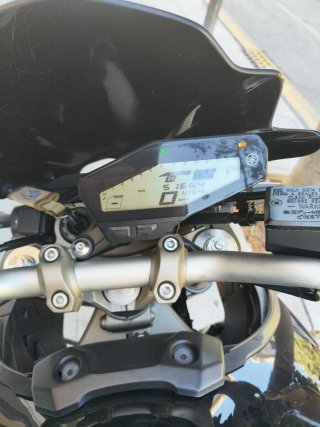 Yamaha MT-09 Negra y Dorada