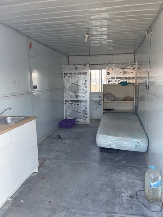 Caseta prefabricada metálica blanca