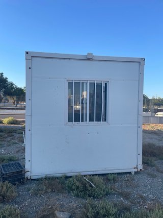 Caseta prefabricada metálica blanca