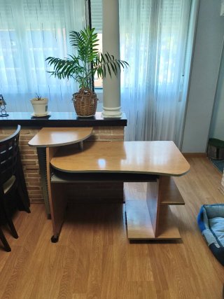 Escritorio de madera y plástico