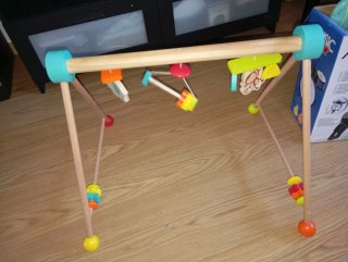 Gimnasio de madera para bebé