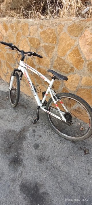 Bicicleta de montaña blanca