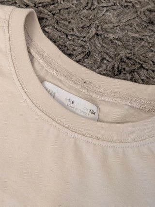 Camiseta manga larga beige con estampado de conos