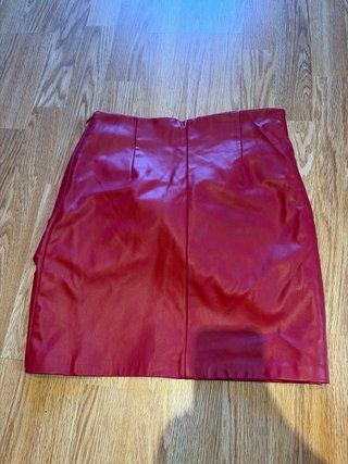 Falda Zara roja efecto piel