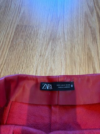 Falda Zara roja efecto piel
