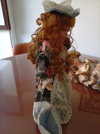 Muñeca de Porcelana con Vestido Detallado