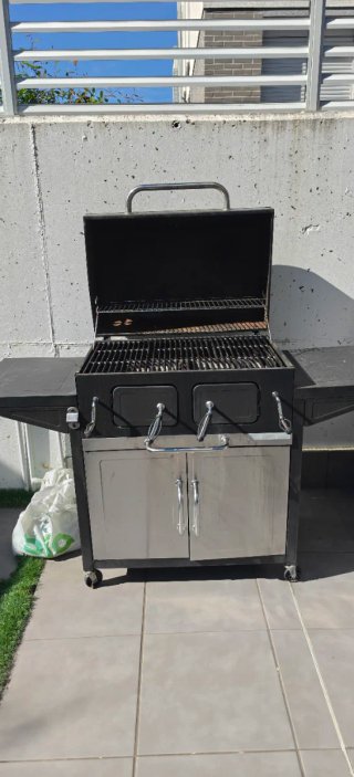 Barbacoa de metal con parrilla de fundición
