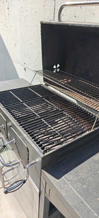 Barbacoa de metal con parrilla de fundición