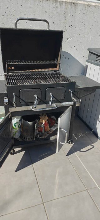 Barbacoa de metal con parrilla de fundición