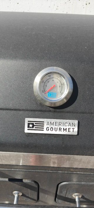 Barbacoa de metal con parrilla de fundición