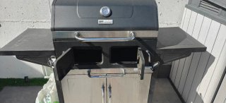 Barbacoa de metal con parrilla de fundición