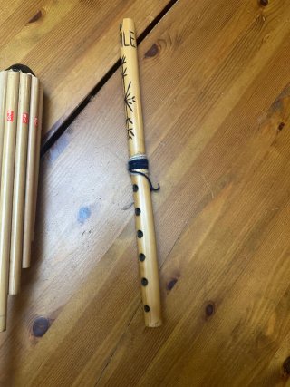 Lote de ocho instrumentos musicales