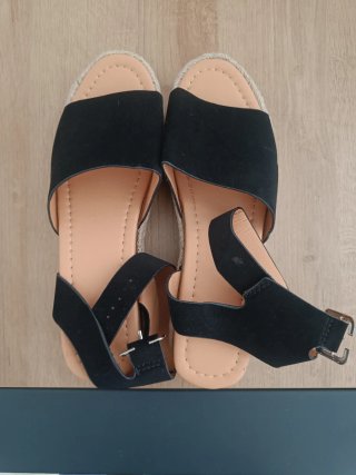 Sandalias negras con cuña