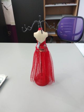 Porta collares y colgantes vestido rojo
