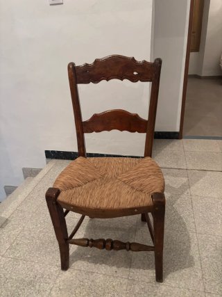 Silla de madera de olivo con asiento de enea