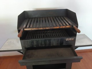 Barbacoa de carbón metálica negra