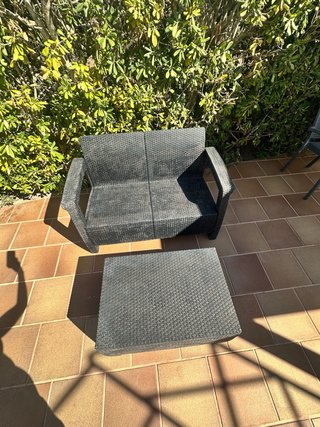 Mesa y sofá exterior mimbre negro