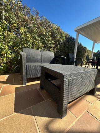 Mesa y sofá exterior mimbre negro