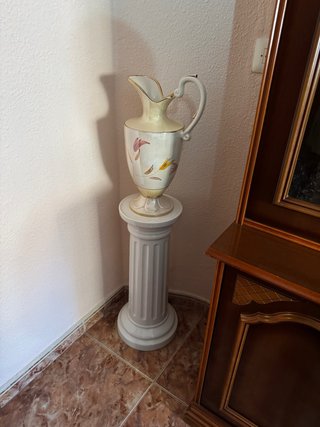 Jarrón de porcelana beige y dorado