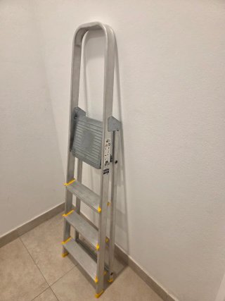 Escalera aluminio 4 peldaños