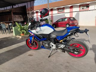 BMW F900XR Azul/Blanca y Roja