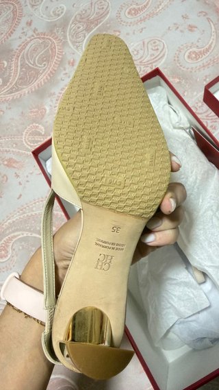 Salones CH de piel beige y oro en tienda 450€