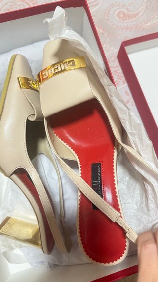 Salones CH de piel beige y oro en tienda 450€