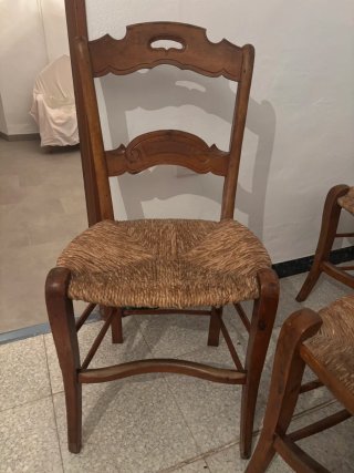 Silla de madera de olivo con asiento de enea