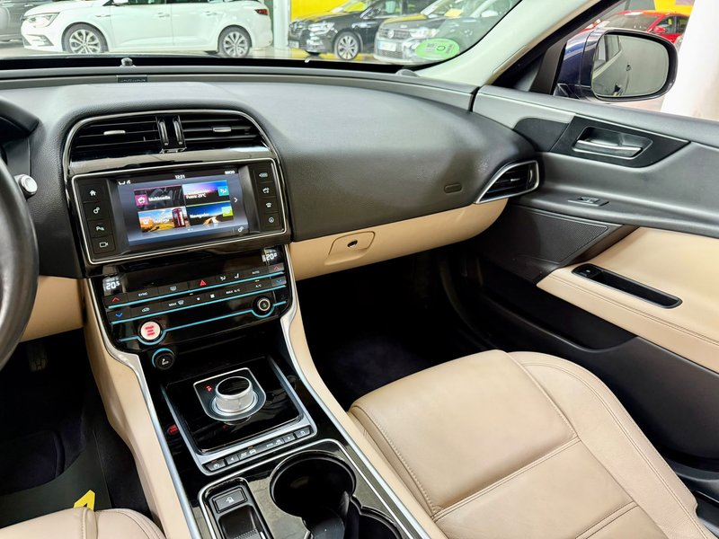 Jaguar XE 2016, foto 10