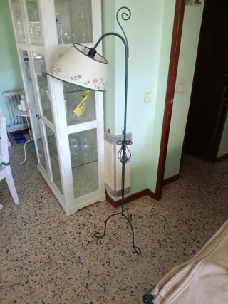Lámpara de forja con pie