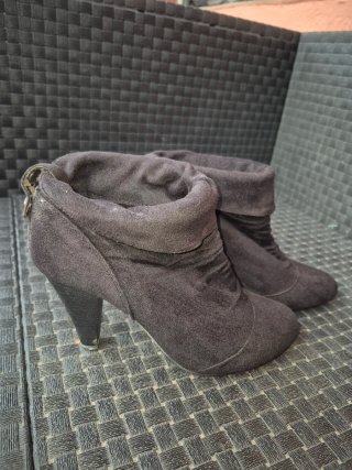 Botines negros de tacón